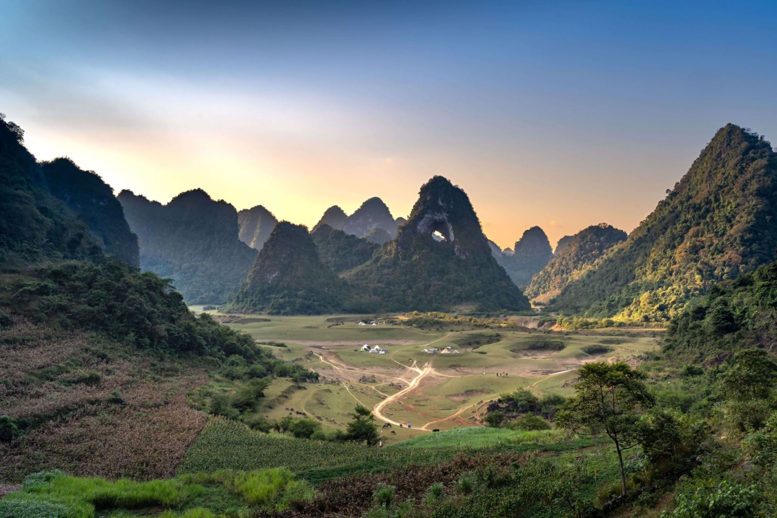 cam-trai-duoi-chan-nui-mat-than-trong-tour-du-lich-cao-bang